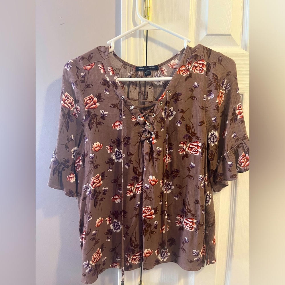 American Eagle dressy top. Mauve and white. Size medium.